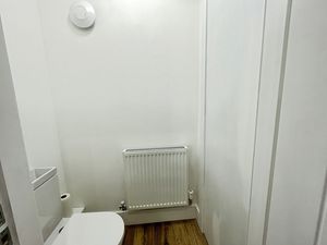 Guest W.C.- click for photo gallery